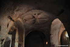 Sassi di Matera: la croce gigliata nel Convicinio di S. Antonio nel Sasso Caveoso